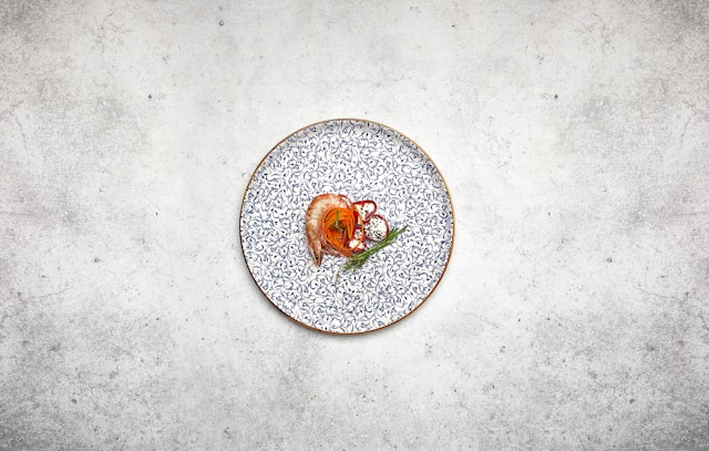 tallerken med mad på