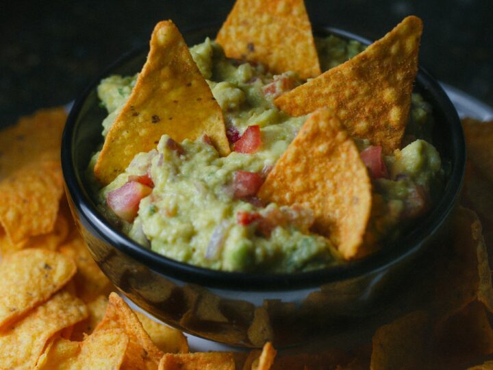 Nachos med ost og guacamole